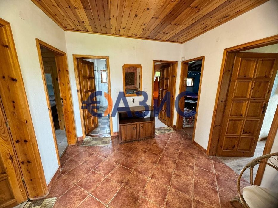 Красива двуетажна къща с парцел от 1375 кв. м в С. Приселци, гр. Обзор