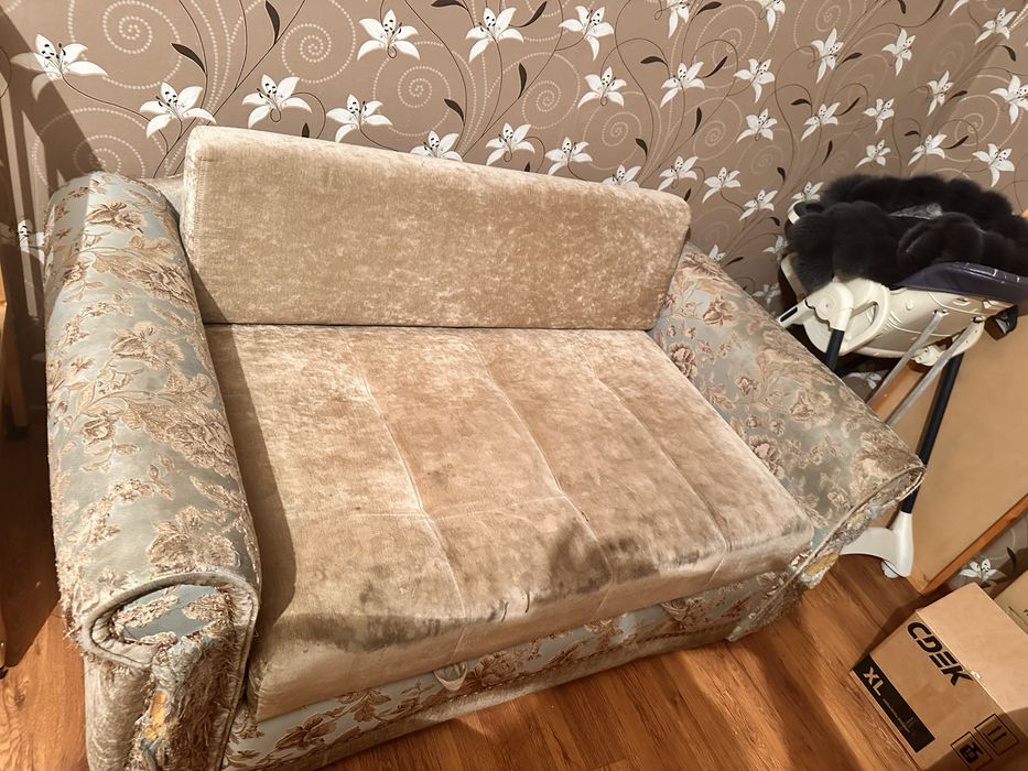 Диван отдам дором