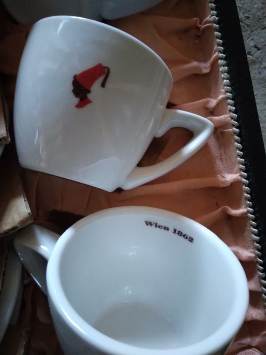 Set de căni și farfurii
