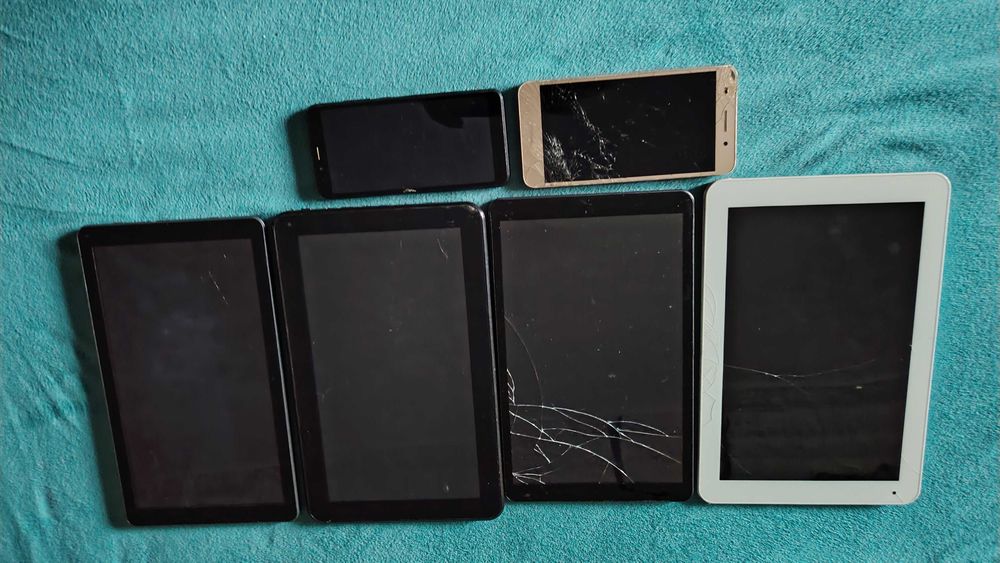 4  tablete si 2 telefoane defecte pentru reparat sau piese,complete