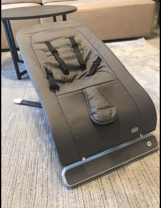 Шезлонг chicco серый