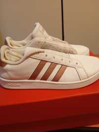 Pantofi sport Adidas nr.35 din piele naturala