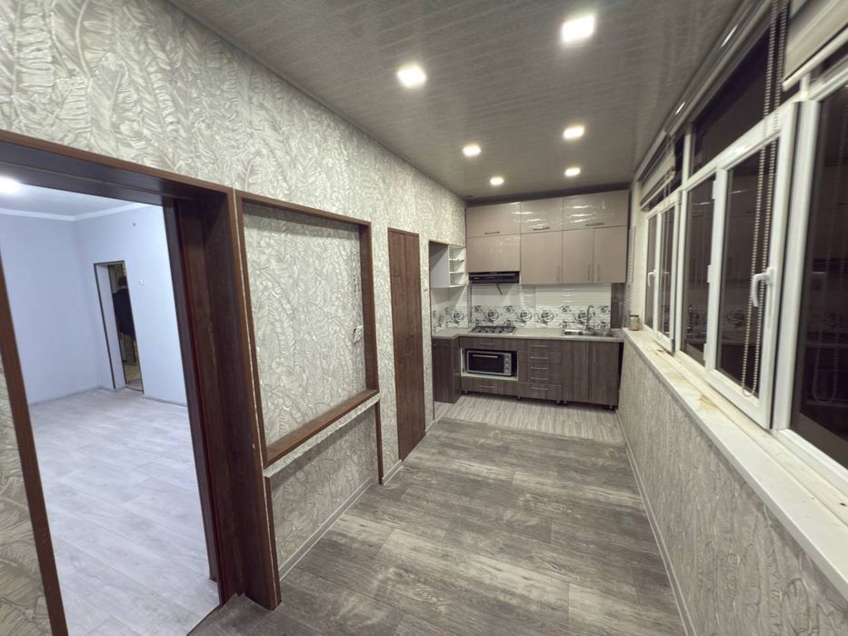 Шахар марказида жойлашган  3 хонали гиштли квартира сотилади.