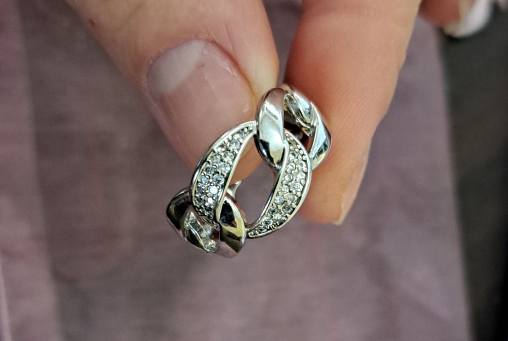 Нов регулиращ се пръстен с кристали.