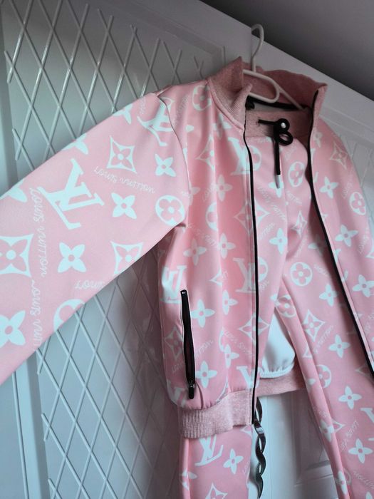 Продавам детски екип за момиче