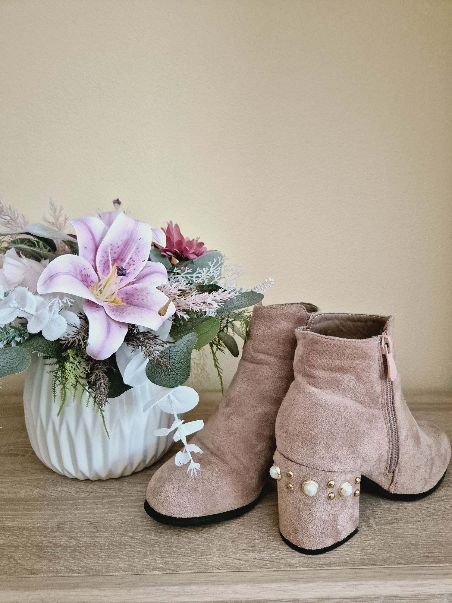 Botine elegante cu perle