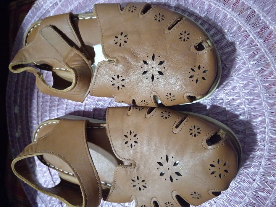 37 номер сандали . Кафяв цвят с затворени пръсти и отворена пета.50лв