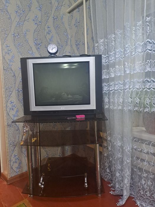 Продам телевизор 25000. Подставка в подарок