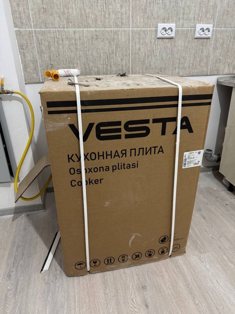 Газовая плита с вытяжкой в комплек !!