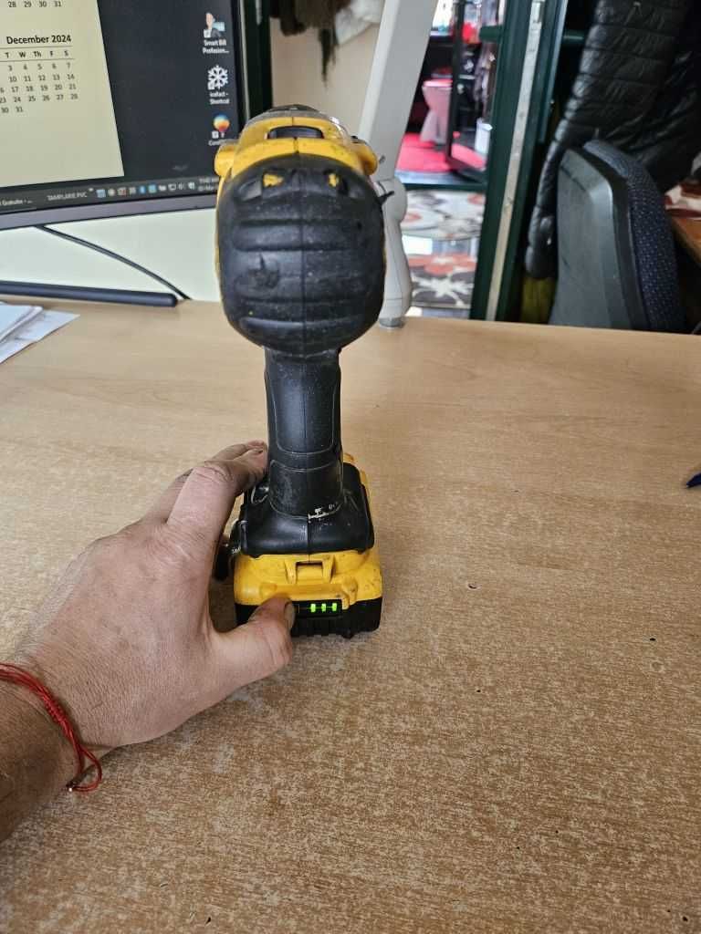 bormasina dewalt acumulator cu percutie 3 viteze, 18v, dcd 985