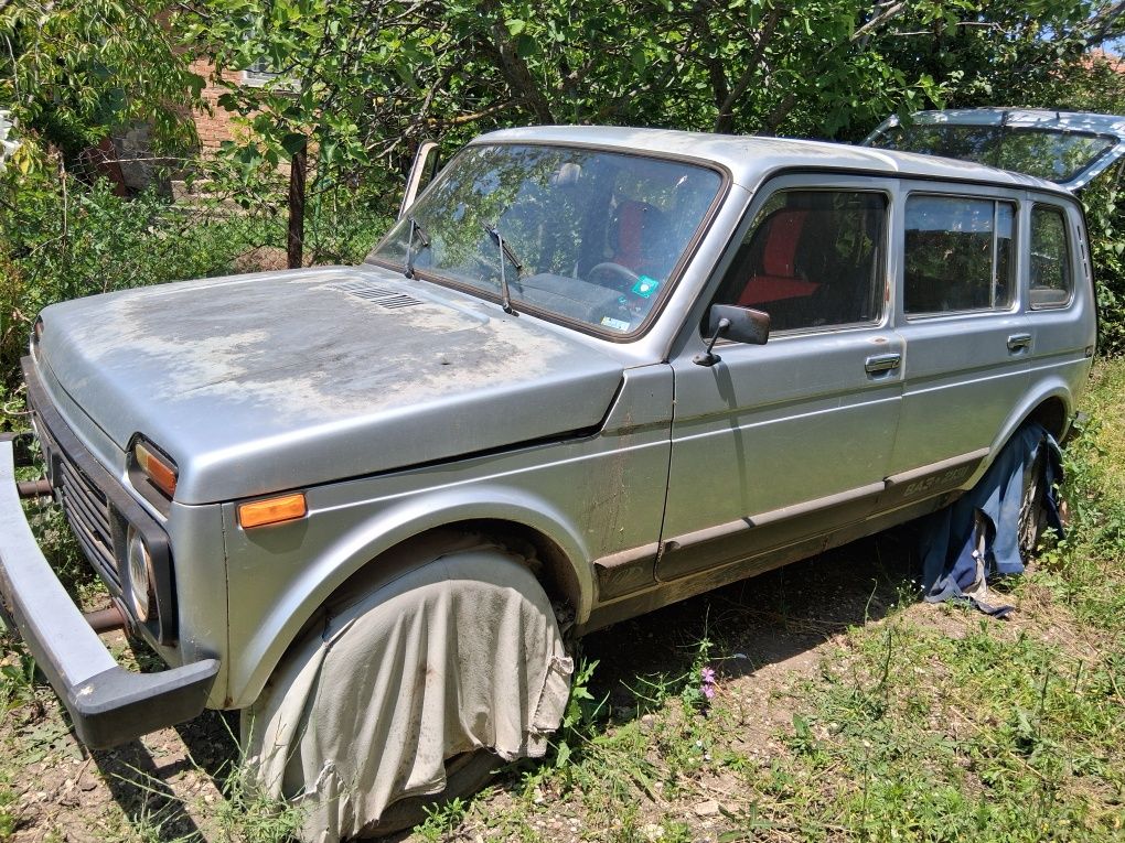 Продавам Лада Нива