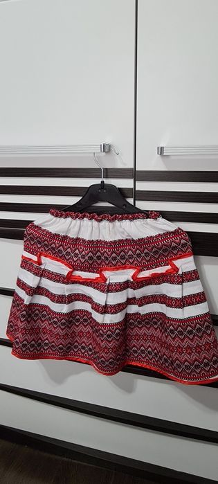 Vând set fustă-vestă fetițe.