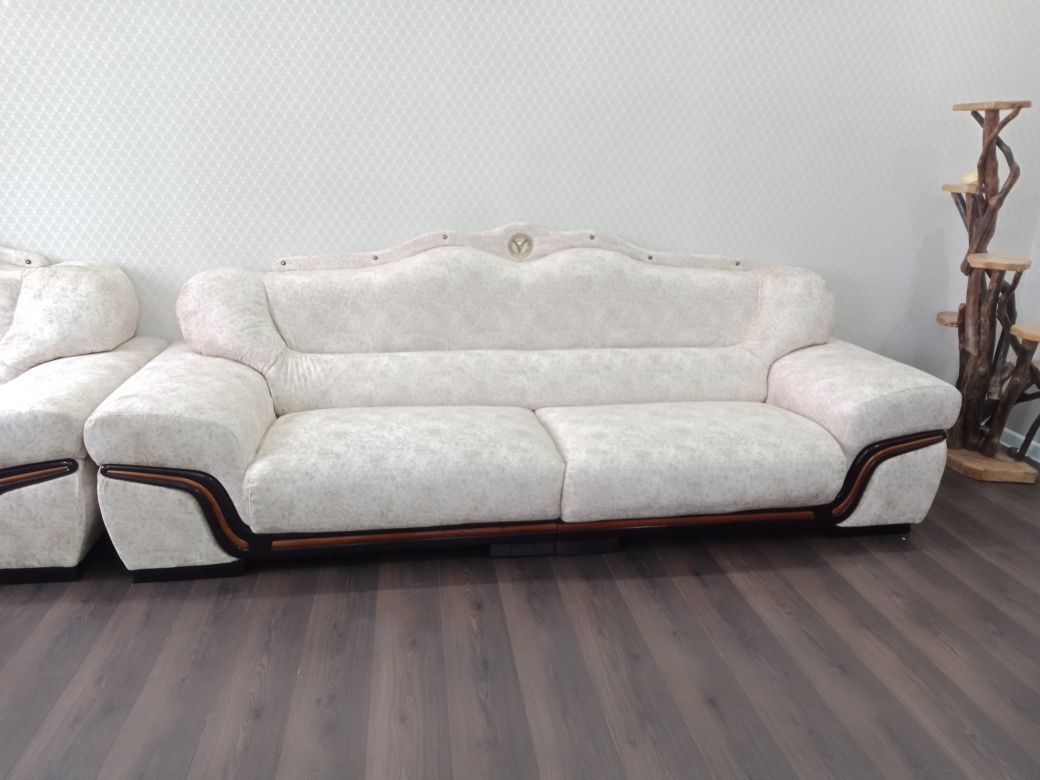 Перетяжка мягкой мебели стульев а так же изготовление диванов пуфиков