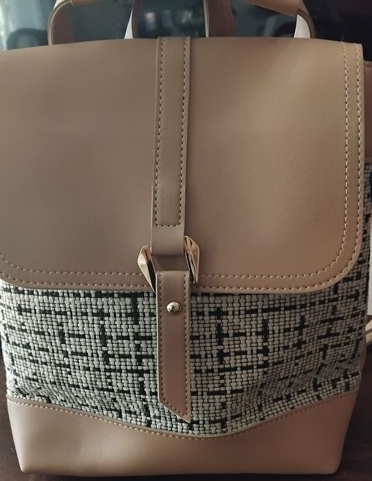 Нова раница в бежаво с принт