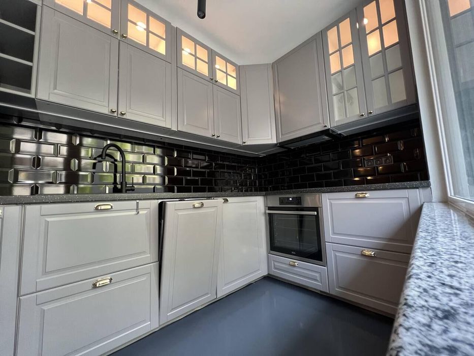 Дава се под наем Тристаен апартамент в Бургас, Център - 92 кв.м за 969 € - Снимка #1