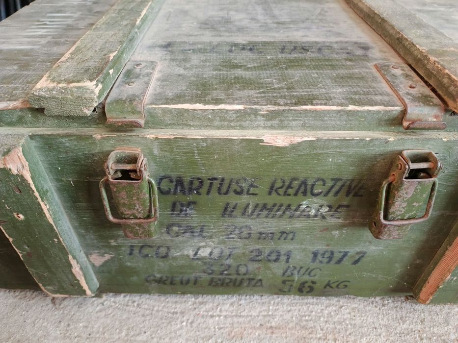 Lada veche armată muniție mare  1977 lemn solidă
