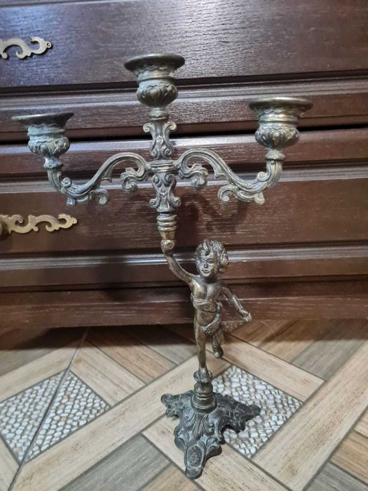 Sfeșnic heruvim din bronz antic cu trei suporti lumanari