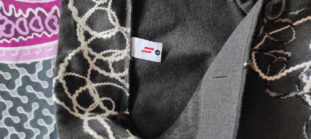 Късо палто тип пеперуда и черно сако.