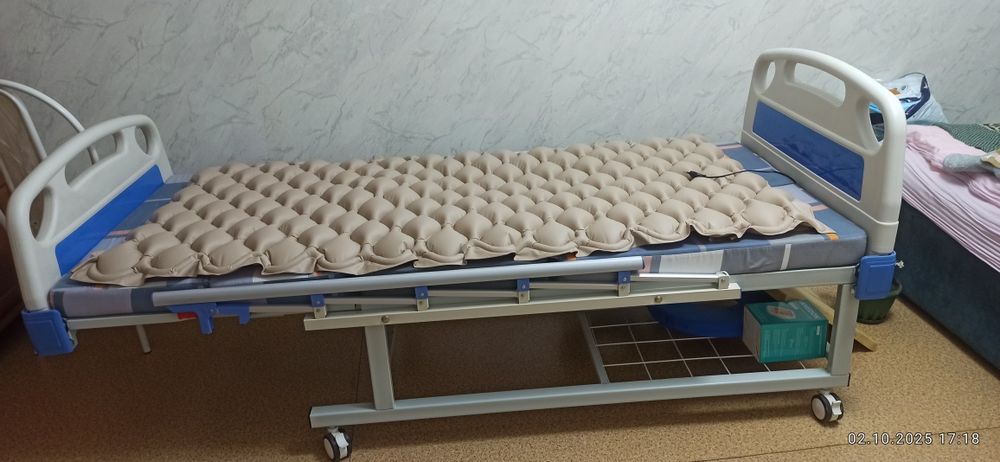 Кровать есть столик