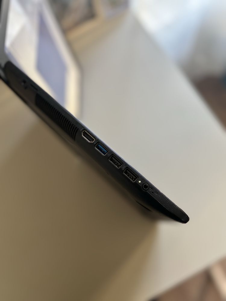 Asus 15.. Procesor i5-8th Gen. SSD 256 gb. 8gb ram ddr4