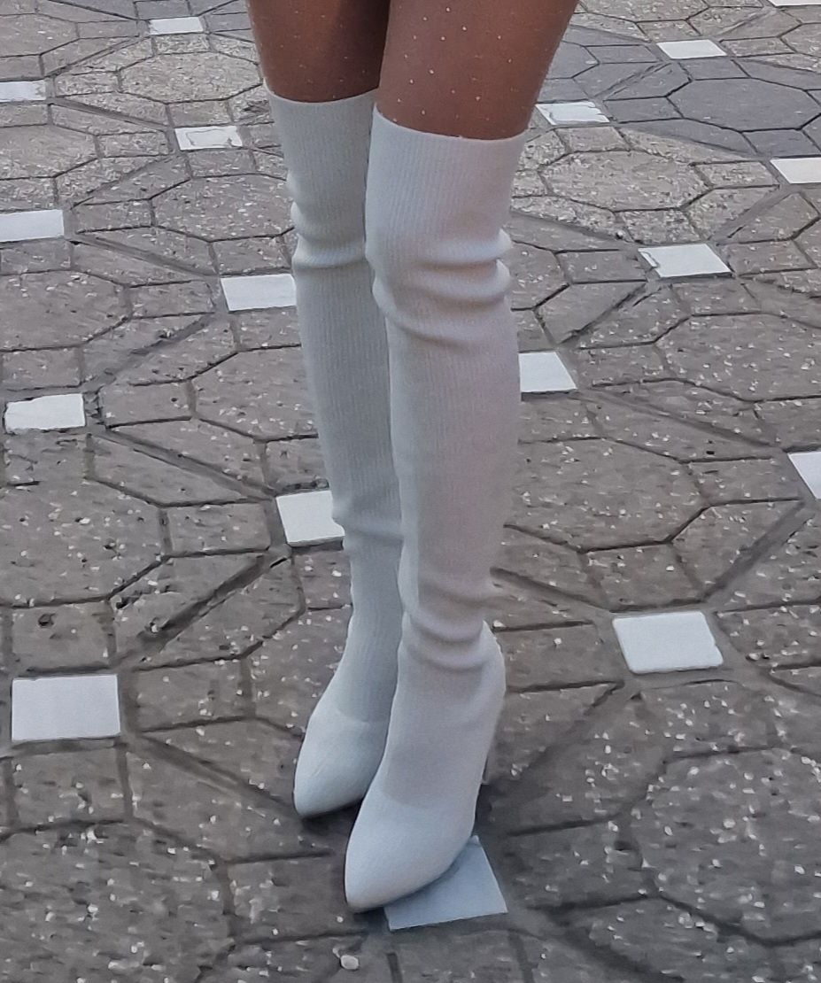 Cizme albe lungi stil ciorap