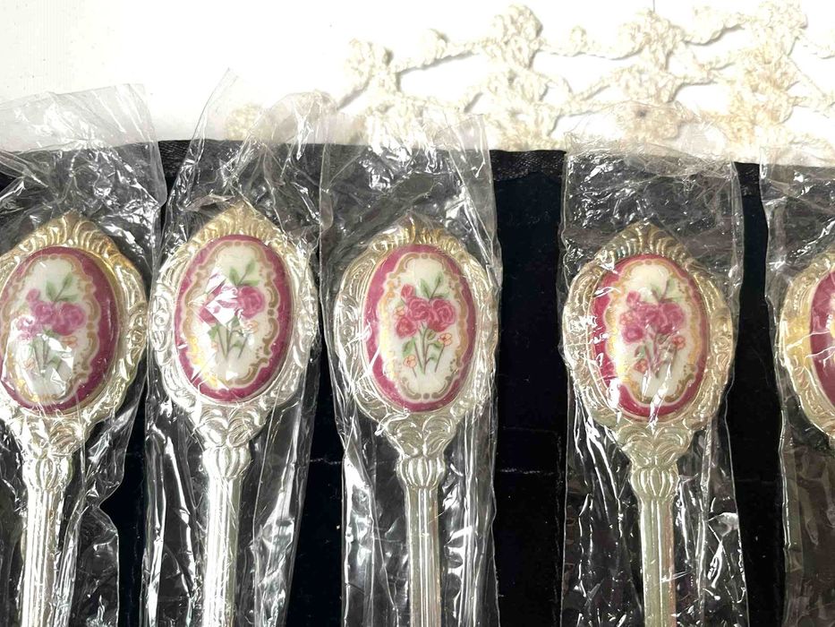 Красиви посребрени лъжички от Англия с порцелан