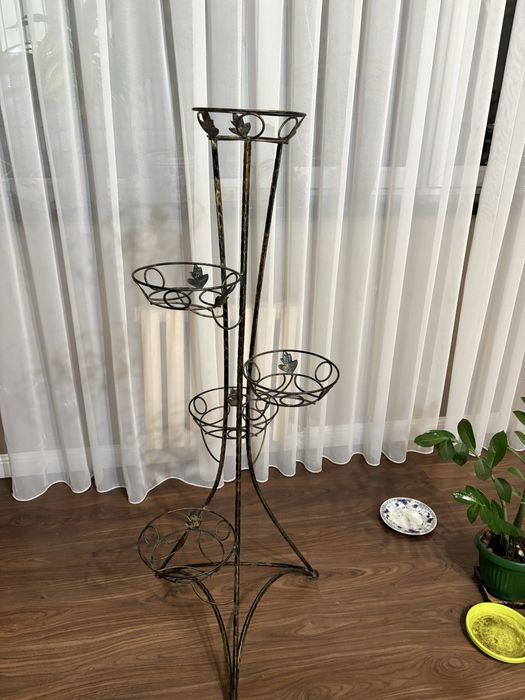 Стойка для комнатных цветов