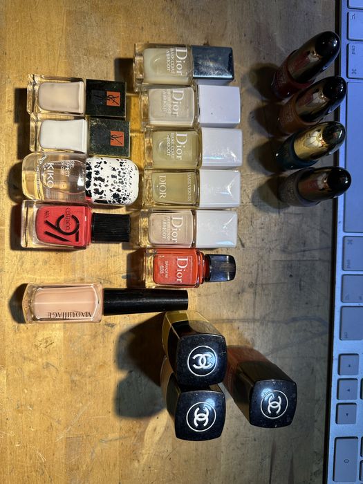 Vand un lot lac de unghii dior chanel ysl si pupa