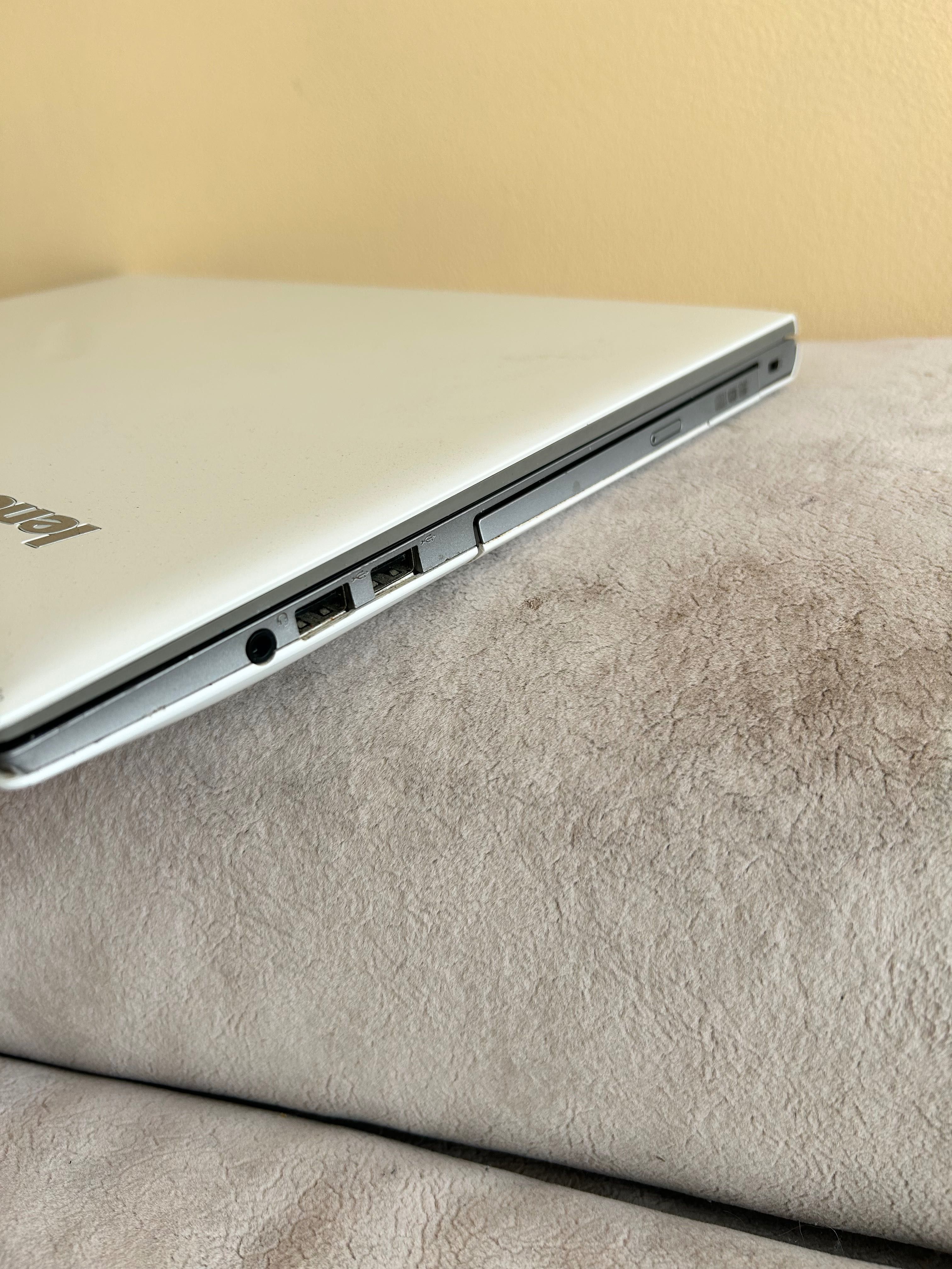 Ноутбук Lenovo белого цвета