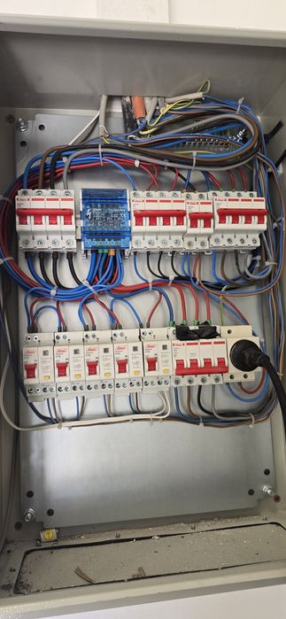 Electrician, execut diferite lucrări de modernizare etc