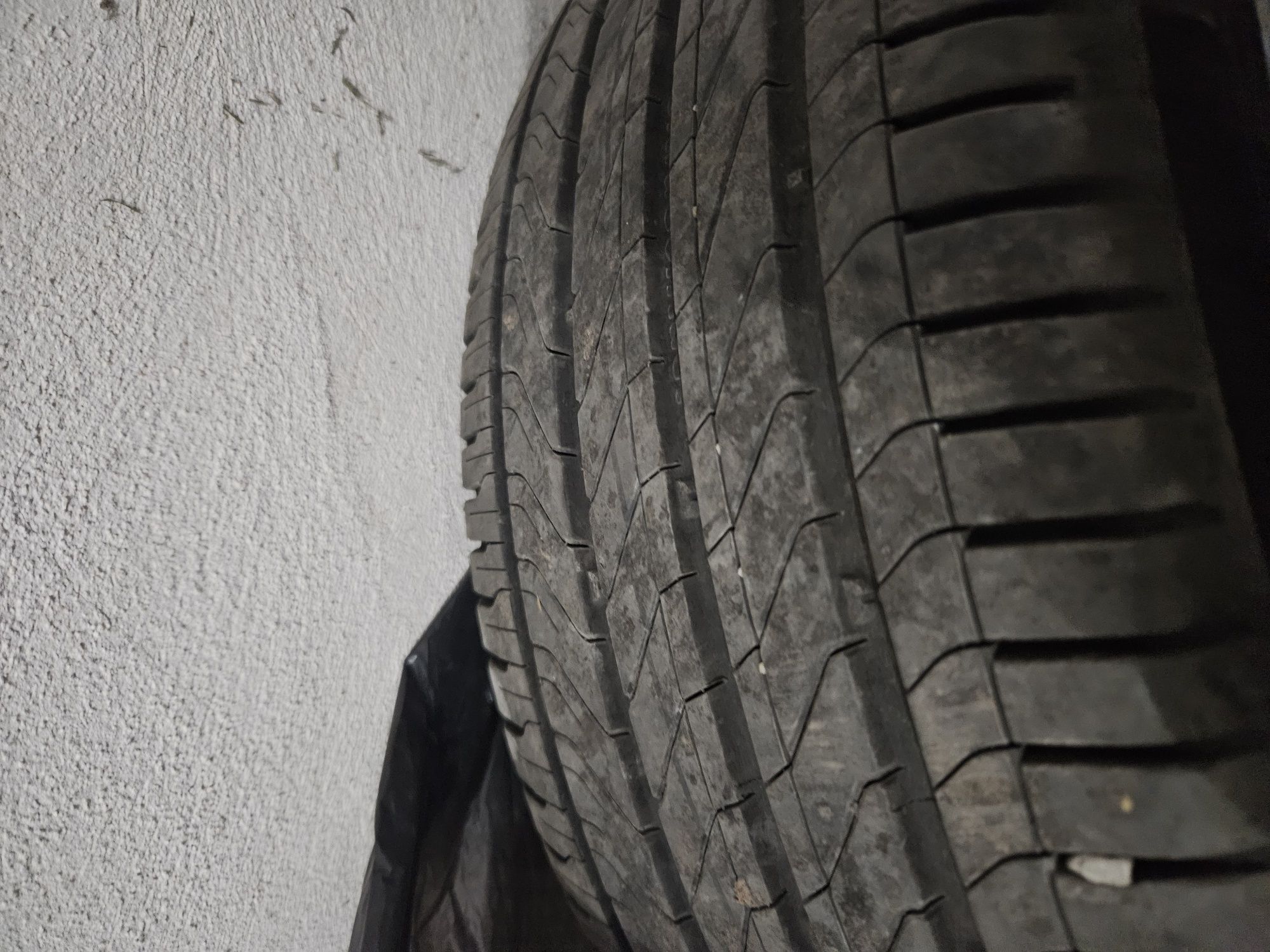 Vand 2 x Continental UltraContact 235 40 R19 vara