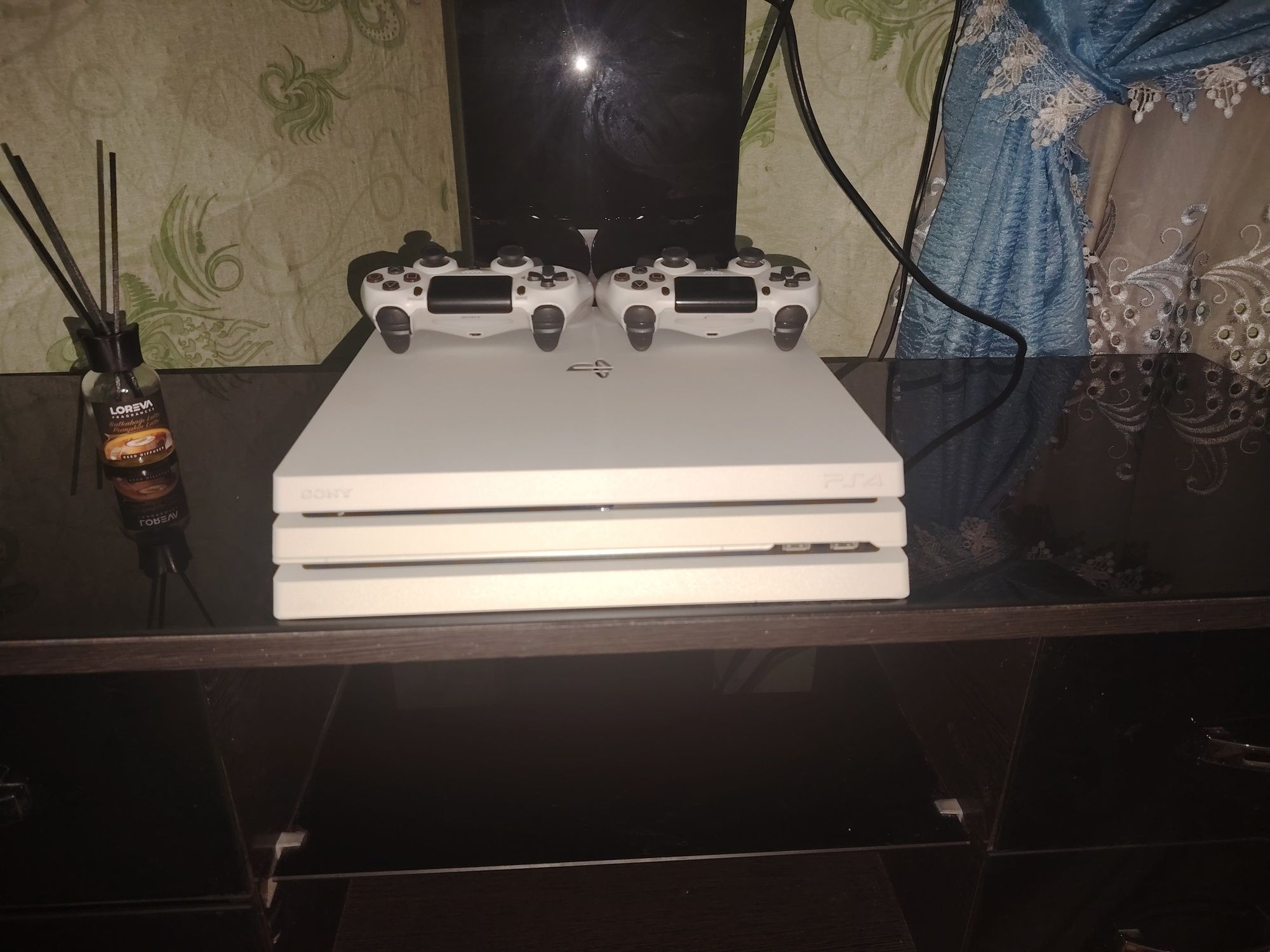PS 4 pro ideal holatda srochna
