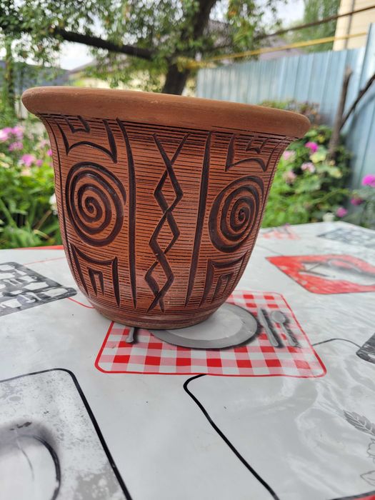 продам горшок для цветов.