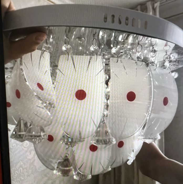 Продам люстру, диаметр 49 см.