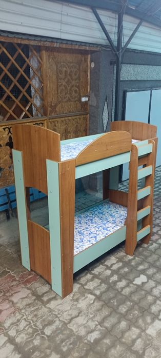 Продам двДвухярусный детс кий кроватй