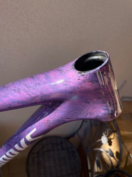 Карбонова рамка Epic рамер М пребоядисана