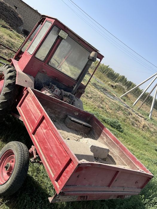 Traktor T12 Sotiladi