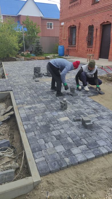 Укладка брусчатки, установка поребрика, бетонные работы.