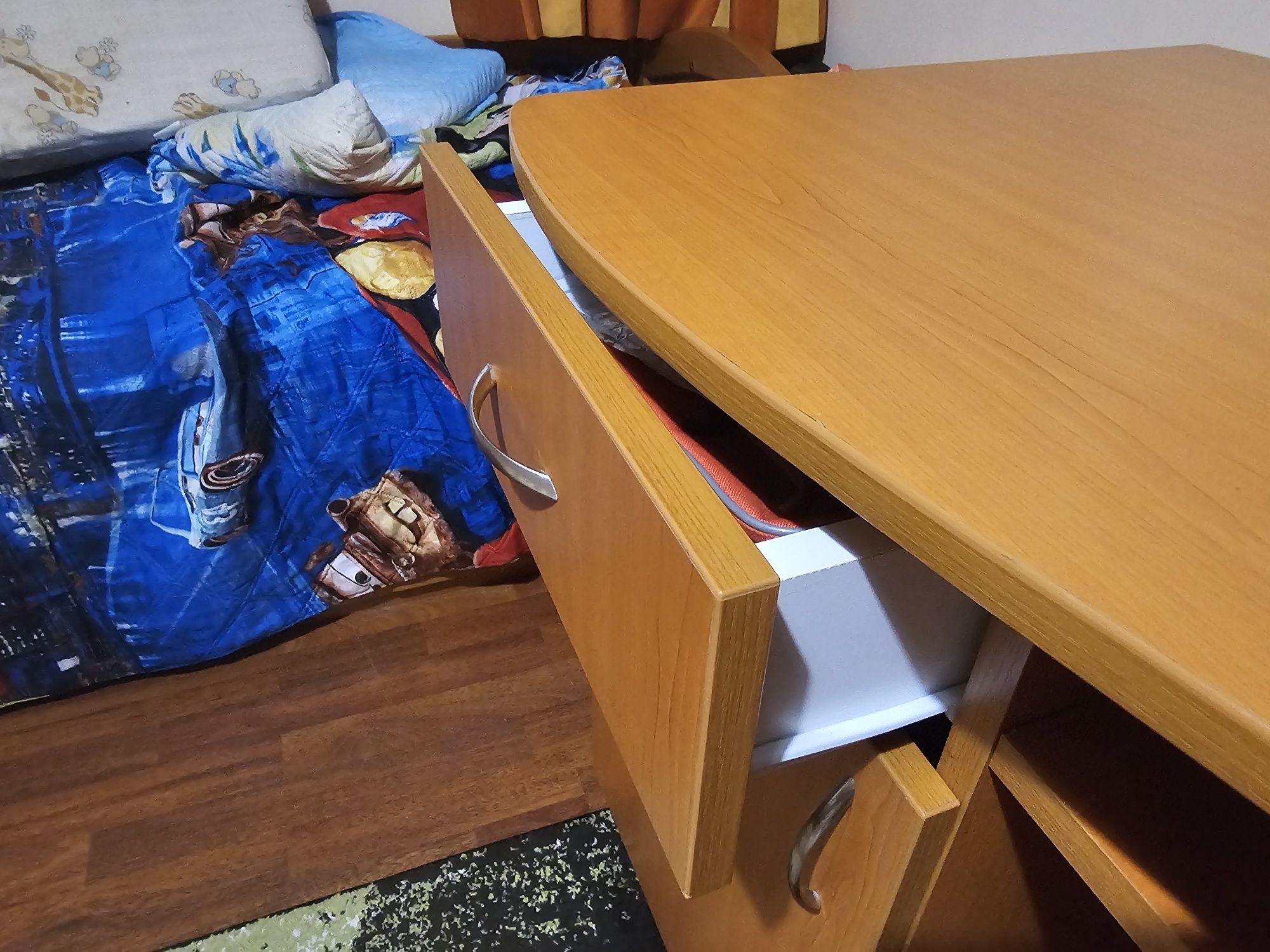 Двойно ученическо бюро от ПДЧ със здрав PVC кант - цвят „череша“