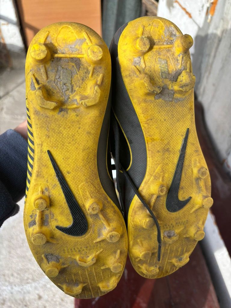 Vând crampoane Nike