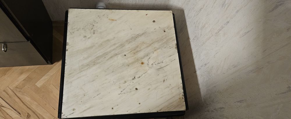 Мраморна маса  с дървени крака