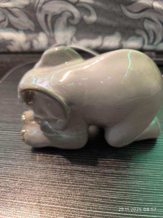 Фарфоровая статуэтка.