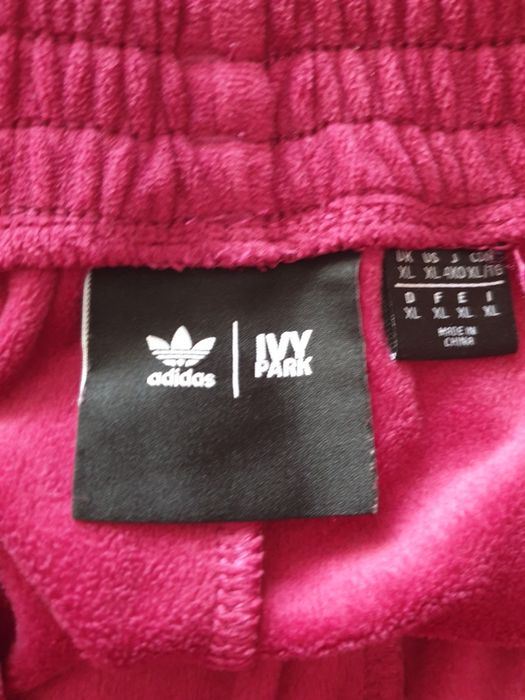 Vand pantaloni Adidas IVY PARK marimea XL