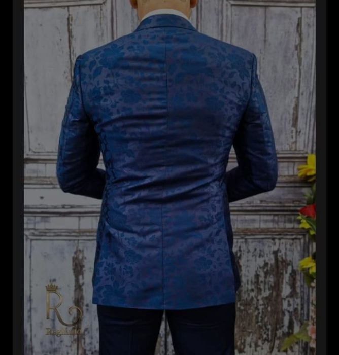 Vând 2 costume mire