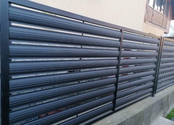 Gard. Din sipca metalica plasa bordurata.