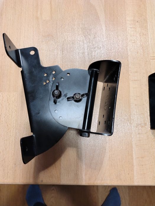 Suporți boxe 25 kg negre reglabile.