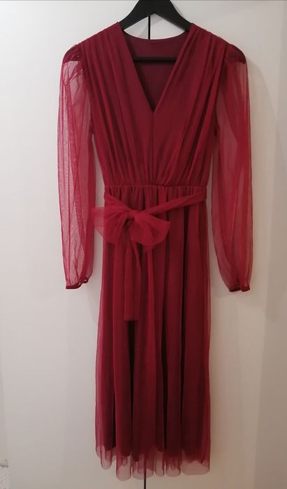 Черна и червена рокли – елегантни/официални