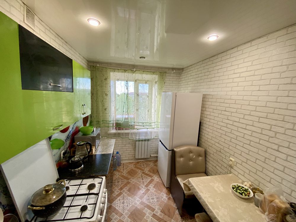 Продам большую 2-комн , 49 кв м , в кирпичном доме микр 1а , торг !