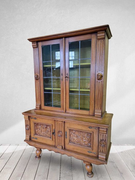 Дъбова витрина с ръчна дърворезба метален обков и цветен оловен витраж