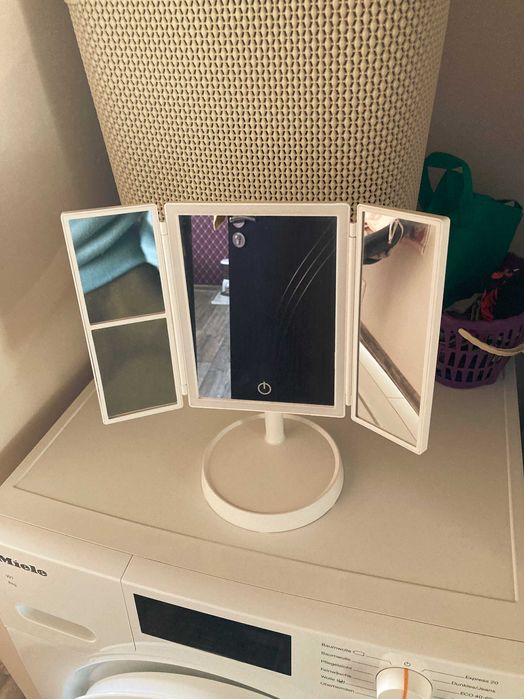 Огледало за гримиране светещо